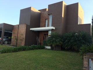 Casa de 3 dormitorios, estudio y dependencia de servicios  en VENTA en Cerro Azul