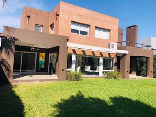 Casa de 3 dormitorios, estudio y dependencia de servicios  en VENTA en Cerro Azul
