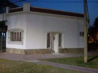 Vende Casa sobre Avda Gral. Paz y 12 de Infantería. en esquina. Oportunidad de inversión.