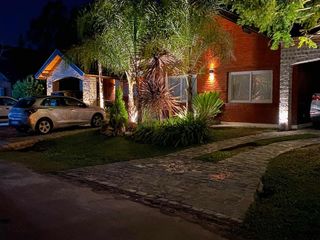 Casa en venta - 4 Dormitorios 3 Baños - Cochera - 850Mts2 - Esteban Echeverría