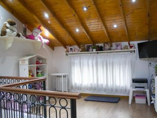 Casa de 5 ambientes con cochera y playroom en venta en Olivos