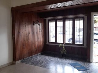 Foto 2 de Don Bosco al 200. Solido chalet 3 amb con dependencia, garage y patio con quincho