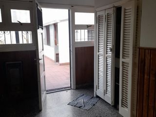 Foto 7 de Don Bosco al 200. Solido chalet 3 amb con dependencia, garage y patio con quincho