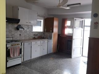 Foto 5 de Don Bosco al 200. Solido chalet 3 amb con dependencia, garage y patio con quincho