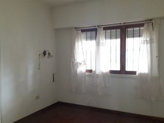 Foto 10 de Don Bosco al 200. Solido chalet 3 amb con dependencia, garage y patio con quincho