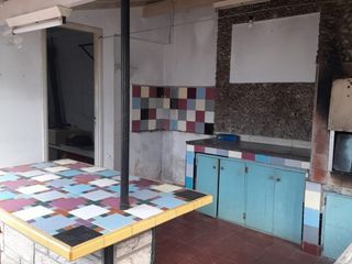 Foto 16 de Don Bosco al 200. Solido chalet 3 amb con dependencia, garage y patio con quincho