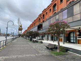 Estupendo Local en Alicia Moreau de Justo al 100 - Puerto Madero