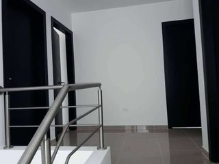 Foto 4 de Casa en alquiler Urbanizacion Napoli, Via Salitre cerca del Centro Comercial El Dorado