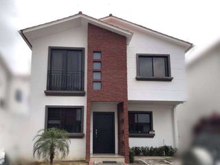 Foto 1 de Casa en alquiler Urbanizacion Napoli, Via Salitre cerca del Centro Comercial El Dorado