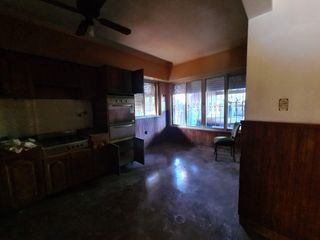 Casa en alquiler - 5 Dormitorios 2 Baños - Cochera - Pileta - 280Mts2 - Manuel B. Gonnet