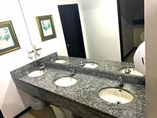 Foto 6 de Kennedy Norte Edificio Las Cámaras alquilo oficina de 169 m2