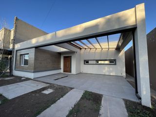 CASA EN VENTA DE DOS DORMITORIOS CON COCHERA -TIERRA DE SUEÑOS 2- ROLDAN.