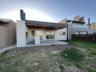 CASA EN VENTA DE DOS DORMITORIOS CON COCHERA -TIERRA DE SUEÑOS 2- ROLDAN.