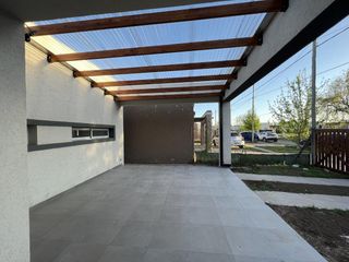 CASA EN VENTA DE DOS DORMITORIOS CON COCHERA -TIERRA DE SUEÑOS 2- ROLDAN.