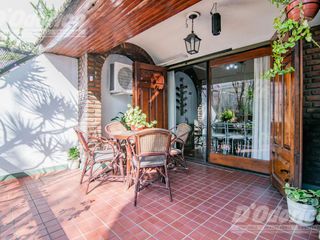 Casa  sobre lote propio en venta en  Flores