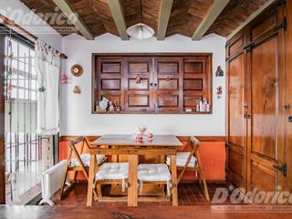 Casa  sobre lote propio en venta en  Flores