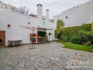 Casa  sobre lote propio en venta en  Flores