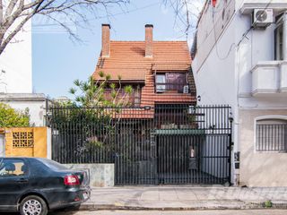 Casa  sobre lote propio en venta en  Flores