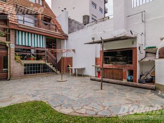 Casa  sobre lote propio en venta en  Flores