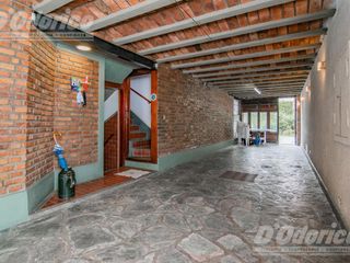 Casa  sobre lote propio en venta en  Flores