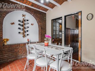 Casa  sobre lote propio en venta en  Flores