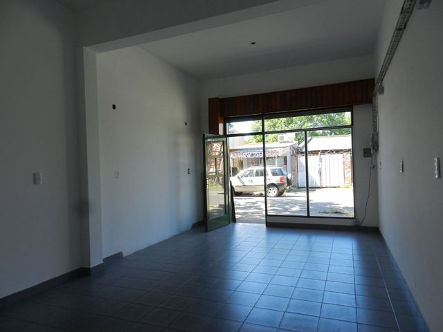 LOCAL EN VENTA EN VILLA GOB. GALVEZ - AMPLIO LOTE.