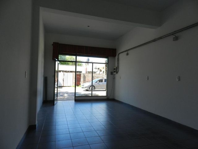 LOCAL EN VENTA EN VILLA GOB. GALVEZ - AMPLIO LOTE.