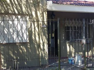 Casa en venta de 3 dormitorios c/ cochera en Villa Gobernador Udaondo
