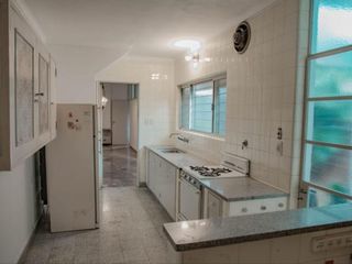 Casa en venta - 5 dormitorios 5 baños - 195mts2  - La Plata