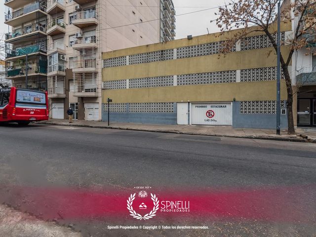 Cochera · Fija, cubierta e individual · ubicada en Maza y Avenida San Juan!