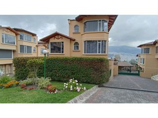 En venta Casa 3 Dormitorios Santa Lucia Norte de Quito
