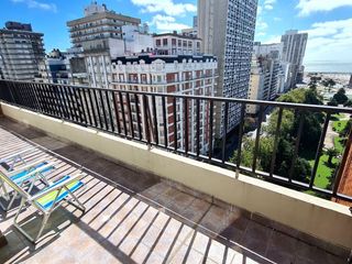 Foto 13 de Departamento dos ambientes · balcón terraza · vista a Plaza Colon y Mar