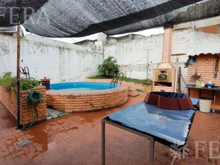 Venta de Casa 4 ambientes con cochera y patio con parrilla y piscina en Wilde