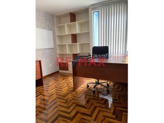 Foto 2 de ¿Buscas una oficina moderna, amoblada y en pleno centro de Chiclayo? ¡Tenemos la opción perfecta para ti! 😎💼

📍 Ubicación: Alfonso Ugarte 633, Centr