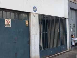 Excelente Propiedad en 2 plantas, con garage para 2 autos, fondo y piscina.