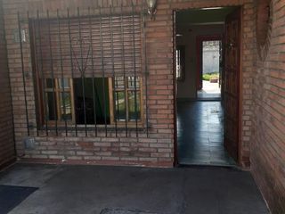 Casa en venta - 3 Dormitorios 1 Baño - Cocheras - 300Mts2 - Los Hornos, La Plata