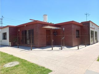 Foto 1 de Chalet 3 ambientes en esquina/ Barrio Los Pinares