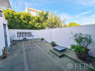 Venta de casa de 4 ambientes con cochera, patio y terraza en Villa Dominico (25318)