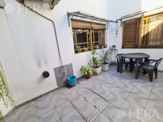 Venta de casa de 4 ambientes con cochera, patio y terraza en Villa Dominico (25318)