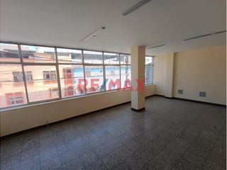 Foto 12 de ¡Oportunidad única en Chiclayo! 🌟 Edificio en Alquiler para Empresas 🚀

🔑 Ubicación estratégica en el corazón de Chiclayo, a solo una cuadra del Ban