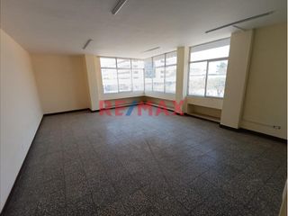 Foto 5 de ¡Oportunidad única en Chiclayo! 🌟 Edificio en Alquiler para Empresas 🚀

🔑 Ubicación estratégica en el corazón de Chiclayo, a solo una cuadra del Ban