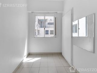 Señorial piso en Plaza Carlos Pellegrini con dos cocheras