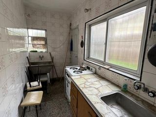 Foto 6 de CASA DE 2 AMBIENTES CON 2 LOCALES SOBRE LOTE DE 375m2 EN BARRIO SAN JUAN