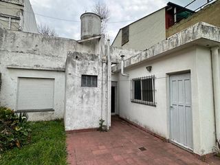 Foto 4 de CASA DE 2 AMBIENTES CON 2 LOCALES SOBRE LOTE DE 375m2 EN BARRIO SAN JUAN