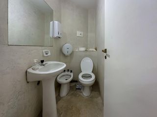 Amplia oficina de piso exclusivo con 2 baños en el centro de Rosario