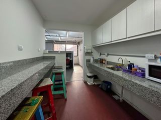 Amplia oficina de piso exclusivo con 2 baños en el centro de Rosario