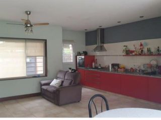 CASA MODERNA EN VENTA EN EXCELENTE ZONA!!