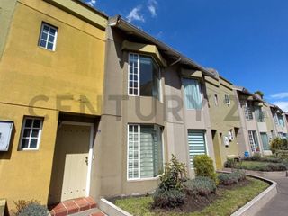 Casa en venta con patio y balcón