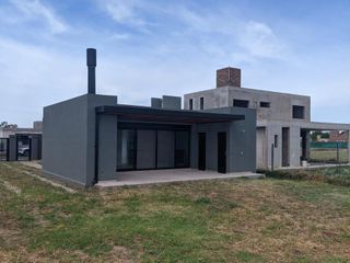 Casa en venta en Funes Norte de calidad con amenities