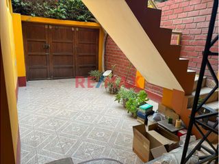 Foto 4 de Vendo Amplia Casa- Frente Parque– A 1 Cdra.Universitaria- A Media Cdra.-Av.San Felipe - Comas
